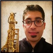 Docente di musica impartisce lezioni di sassofono